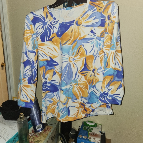 JMclaughlin Large Shirt. Sharp with white flowy pants. - Picture 2 of 4